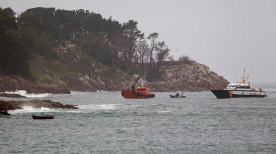 Un buque grúa y una patrullera de la Guardia Civil en labores para tratar de reflotar el 'narcosubmarino'.