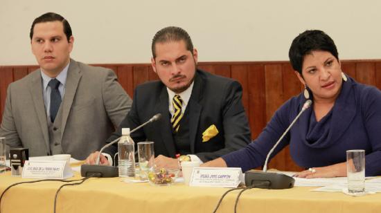 Raúl de la Torre (centro), durante su tiempo como secretario de la Comisión de Fiscalización de la Asamblea, en 2016.