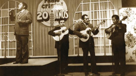 Julio Jaramillo, ícono del pasillo ecuatoriano, en una de sus clásicas intervenciones musicales en Radio Cristal.