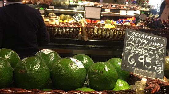 Imagen de la percha de exhibición de aguacates en un supermercado de España el 27 de noviembre de 2019.