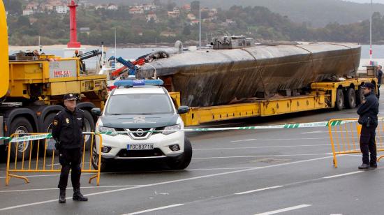 El 'narcosubmarino' hundido el pasado domingo en la Ría de Aldán (Cangas) ha sido reflotado en las últimas horas.