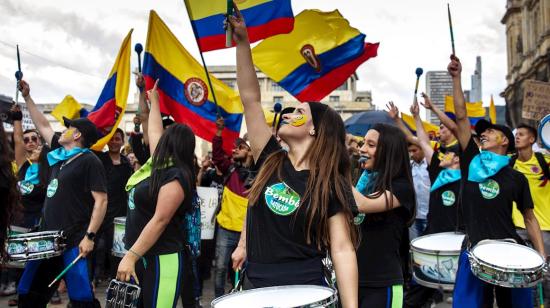 Cientos de personas participan de una concentración en la Plaza de Bolívar, este miércoles en Bogotá. durante el séptimo día de protestas en el país.