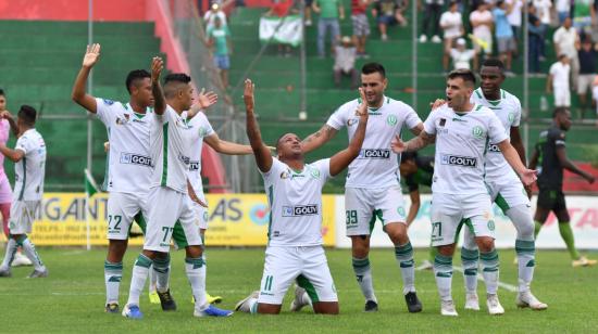 Jugadores de Liga de Portoviejo festejando su ascenso a la Serie A, tras llegar a la final del ascenso. 