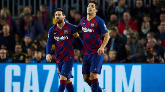 Lionel Messi y Luis Suárez festejan un gol del FC Barcelona en el campeonato local.