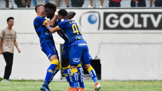 Roberto 'La Tuca' Ordóñez se abraza con Roberto Garcés después del segundo gol sobre Independiente del Valle.