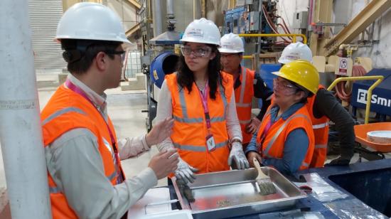 Autoridades de la ARCOM realizan las pruebas del material minera en el proyecto Fruta del Norte.