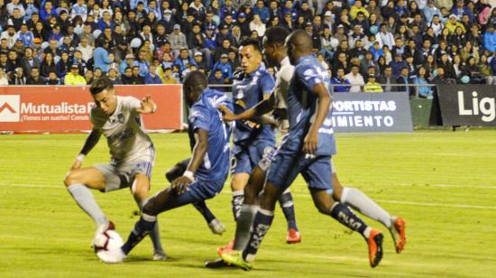 Macará y Emelec jugaron un partido muy intenso en el estadio Bellavista de Ambato. 