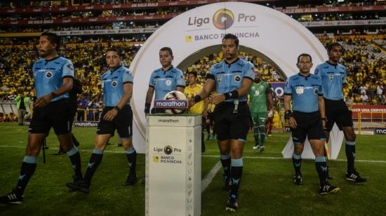 Árbitros ecuatorianos antes de un encuentro por el campeonato nacional, en el estadio Monumental de Barcelona.