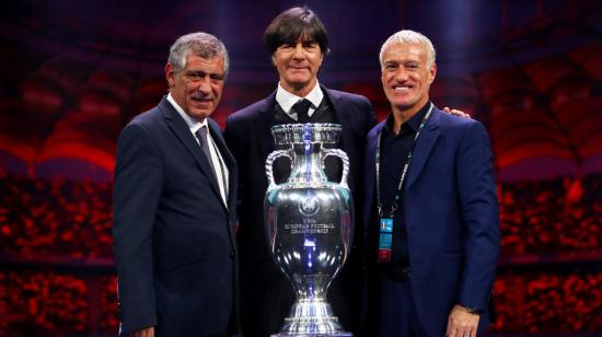 Fernando Santos (DT de Portugal), Joachim Löw (DT de Alemania) y Didier Deschamps (DT de Francia) en el sorteo de la Eurocopa 2020. 