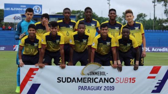 Alineación de la selección ecuatoriana Sub 15 que jugó ante Argentina. 