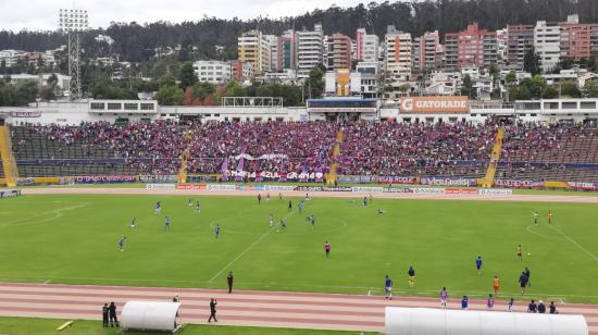 La hinchada del Deportivo Quito acompañó al equipo en el partido ante Ciudad del Valle. 