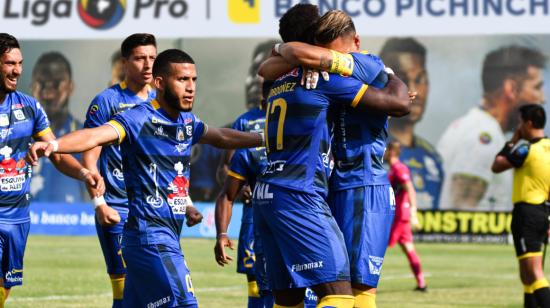 Carlos Garcés celebra el gol que convirtió de penal para el Delfín, antes de salir reemplazado. 