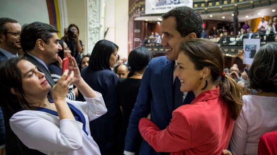 Juan Guaidó, reconocido como presidente interino por 60 países, se toma una foto tras una sesión del parlamento venezolano. 