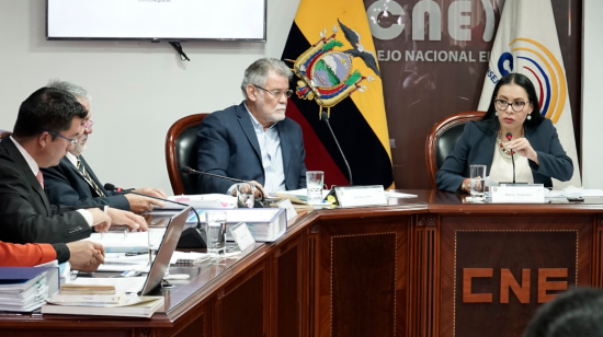 El vicepresidente del CNE, Enrique Pita (centro). Junto a él, de lado derecho, la presidenta Diana Atamaint, durante una sesión del pleno del organismo. 2 de diciembre de 2019.