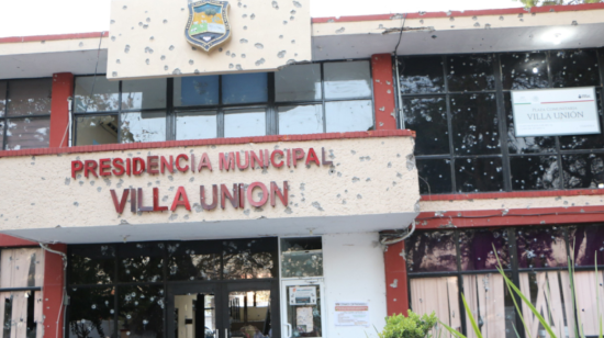 La fachada de la Presidencia municipal de Villa Unión baleada por los sicarios.