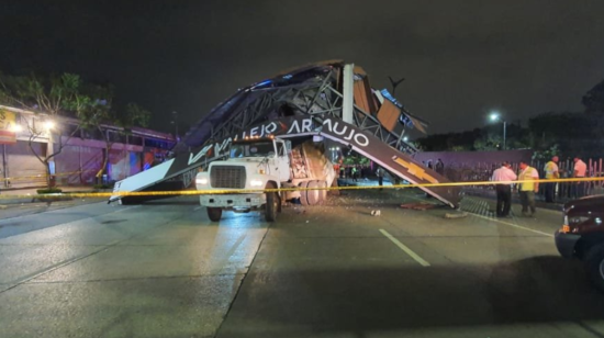 Dos personas resultaron heridas en el percance. Es la tercera vez que una volqueta tumba un puente en la ciudad.