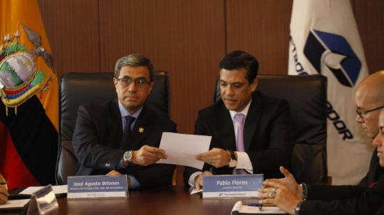 El ministro de Energía, José Agusto, y el gerente de Petroecuador, Pablo Flores, durante la apertura de sobres de una contratación petrolera. 