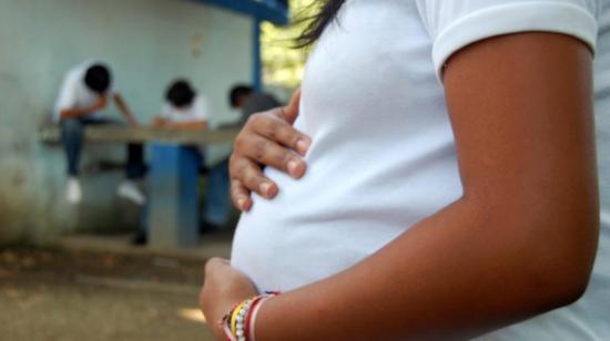 Imagen de archivo de una joven adolescente durante sus primeras semanas de embarazo, en Ecuador.