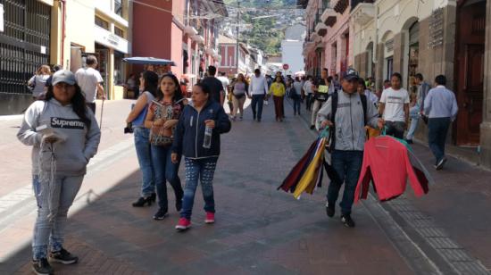 Personas caminan en el Centro Histórico de Quito