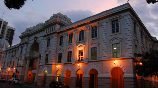 El edificio de la Gobernación del Guayas está ubicado en el malecón Simón Bolívar de Guayaquil.