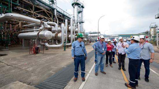 Recorrido de autoridades estatales en la Refinería de Esmeraldas.