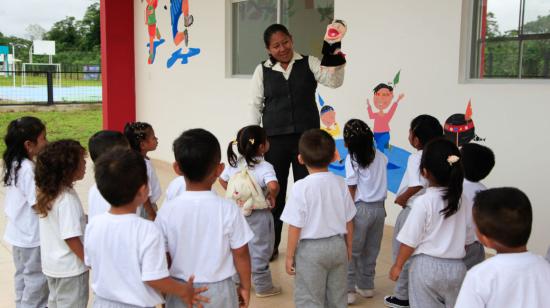 Imagen referencial de un profesor del sistema de educación público ecuatoriano.