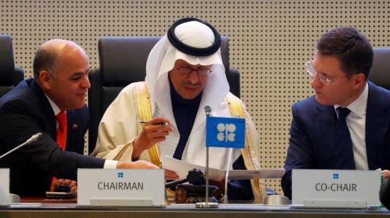Los ministros de petróleo de venezuela, Arabia Saudí y Rusia, Manuel Quevedo, el príncipe Abdulaziz bin Salman  Al-Saud y Alexander Novak, durante una reunión de la OPEP, el 6 de diciembre de 2019, en Viena.
