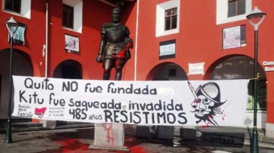 El monumento a Sebastián de Benalcázar amaneció cubierto de pintura roja. 