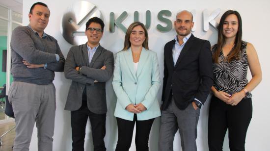 Daniela Espinosa (c), gerente general de Kushki y su equipo.