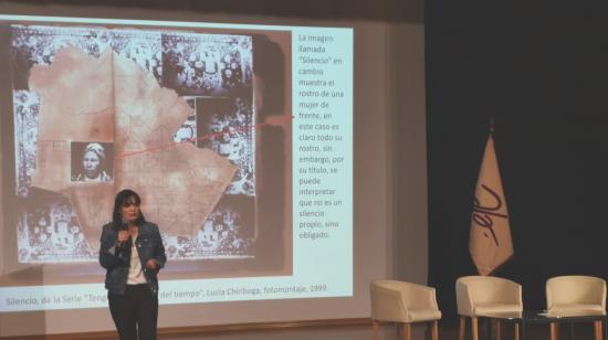 María del Carmen Oleas presenta su charla 'La construcción de noción de feminidad en la práctica fotográfica de Lucía Chiriboga, Sara Roitman y Wendy Ribadeneira', durante el evento 'Mujerxs tras el lente'.