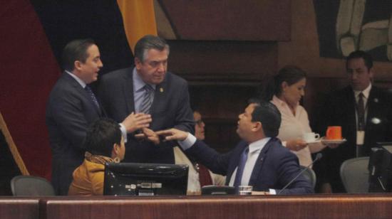 El presidente de la Asamblea, César Litardo, dialoga con Patricio Donoso (centro), de Creo, y Daniel Mendoza de Alianza PAIS