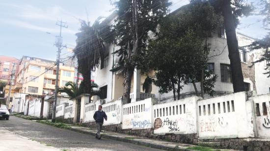 La única casa abandonada en la calle Nicolás Jiménez y Av. 12 de octubre, en Quito.