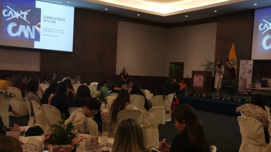 En la sala de convenciones de la UEES se realizó el primer Congreso de Empoderamiento Financiero Femenino.