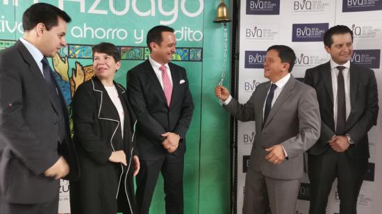 En la BVQ se realizó el campanazo por la titularización de cartera de la cooperativa Jardín Azuayo. 