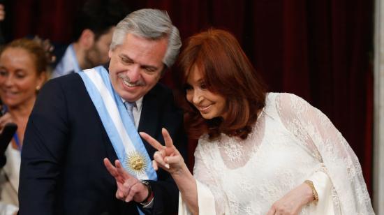 Alberto Fernández, junto a la vicepresidenta Cristina Fernández, durante la posesión el 10 de diciembre de 2019.