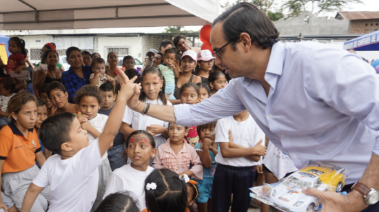 El gobernador del Guayas, Pedro Pablo Duart, entrega un obsequio durante una fiesta de navidad en el cantón Santa Lucía.