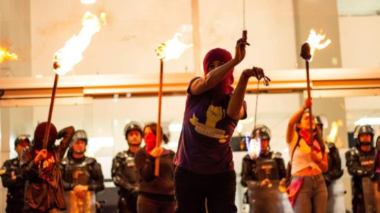 Colectivos feministas protestan en contra de la violencia contra la mujer.