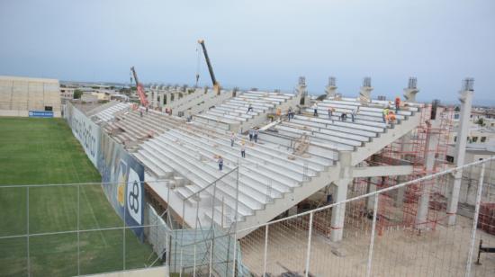 La tribuna del estadio Jocay fue deshabilitada después del terremoto de abril de 2016. 