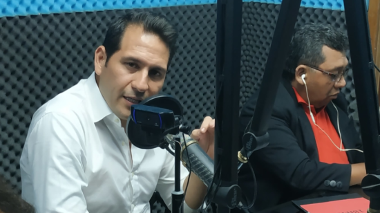 El nuevo gobernador de Manabí, Tito Nilton Mendoza, durante una entrevista radial.