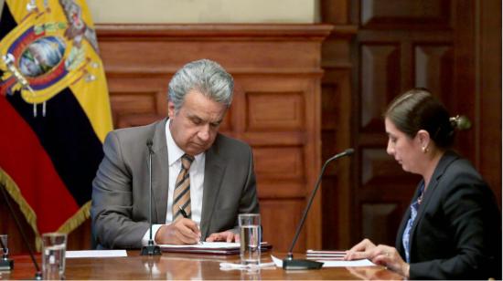 Foto de referencia: el presidente Moreno, junto a Johana Pesántez, secretaria jurídica de la Presidencia, firmando un decreto ejecutivo, en octubre de 2017.