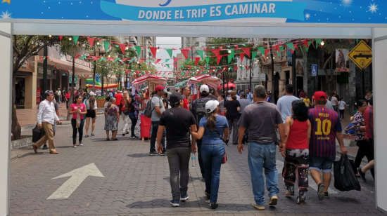 Ciudadanos caminan por avenida 9 de Octubre, en el centro de Guayaquil.