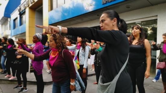 Mujeres cantando 'un violador en tu camino' en los exteriores de la Unidad de Flagrancia de Quito.