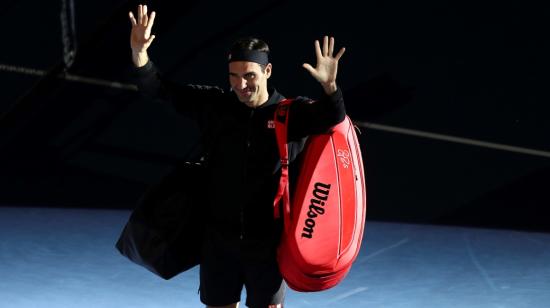 El tenista suizo colapsó al no poder realizar su exhibición ante Alexander Zverev, quien consoló a Federer en el camerino. 