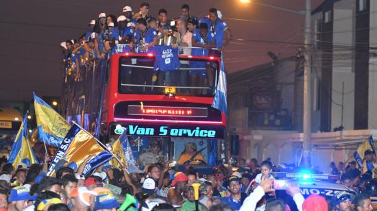 Miles de aficionados manabitas celebraron el título del Delfín en la caravana que recorrió gran parte de Manta.