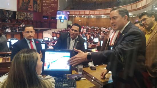 El titular de la Comisión de Régimen Económico, Daniel Mendoza, conversa con sus colegas asambleístas.