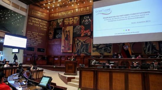 El director del Congope, Edwin Miño, expuso ante la Asamblea Nacional en el primer debate de las enmiendas constitucionales.