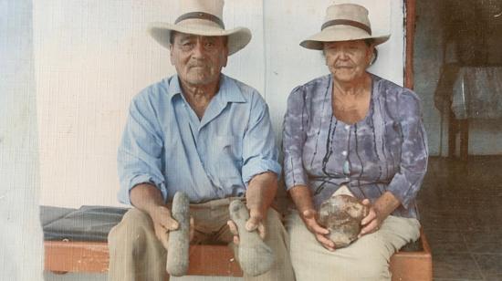 Victor Celi junto a su esposa Corina Bravo con los fósiles del Yamanasaurus.