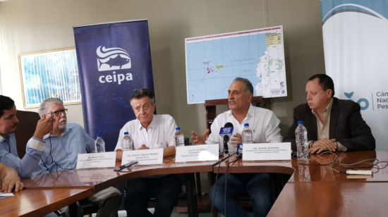 Bruno Leone (centro), presidente de la Cámara Nacional de Pesquería, ofreció una rueda de prensa en Guayaquil.