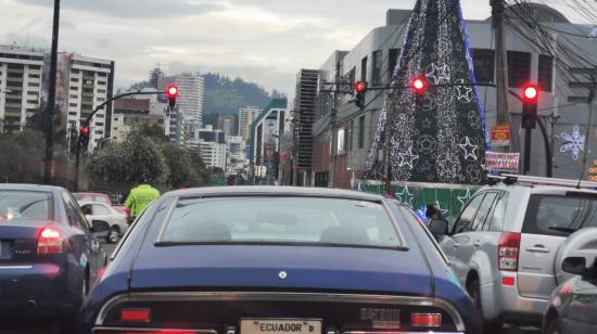 Autos circulan en Quito, el 20 de diciembre de 2019