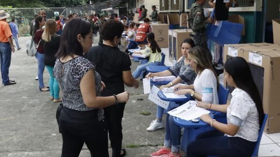 Foto referencial. Una mujer se acerca a votar durante las elecciones seccionales del 24 de marzo de 2019.